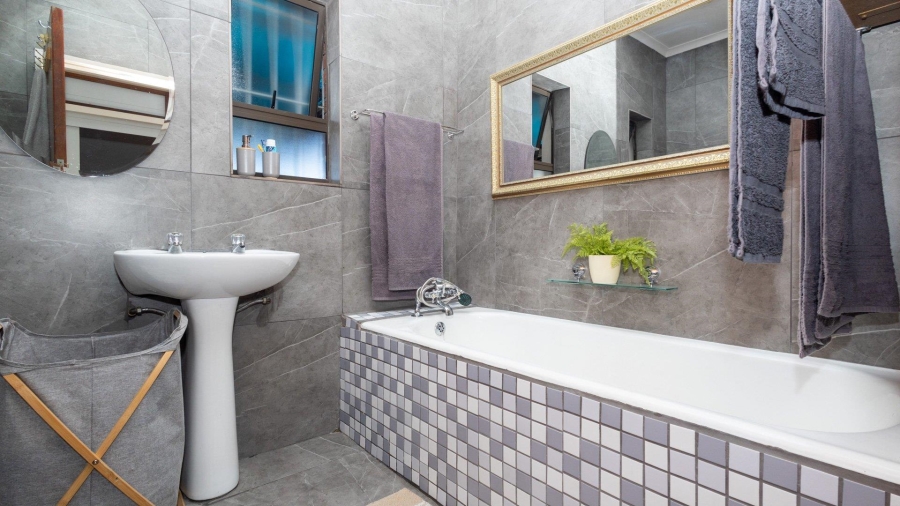 5 Bedroom Property for Sale in Avondale Western Cape